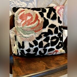 NWT, hand hooked 21’ x 21” decorative throw pillow